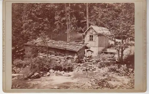 Wurzelhütte am Spitzingsee. Bayerisches Hochland.