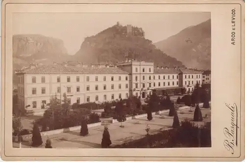 Das Schloss von Arco auf dem Hügel.