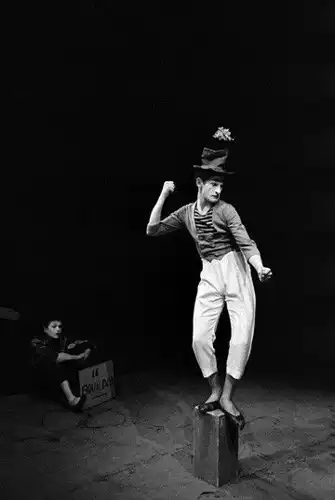 Marcel Marceau in seiner Rolle als "Bip", eines tragischen weißen Clowns. LESSIN