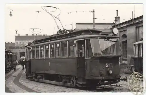 [Triebwagen der Wiener Verkehrsbetriebe in einer Remise].