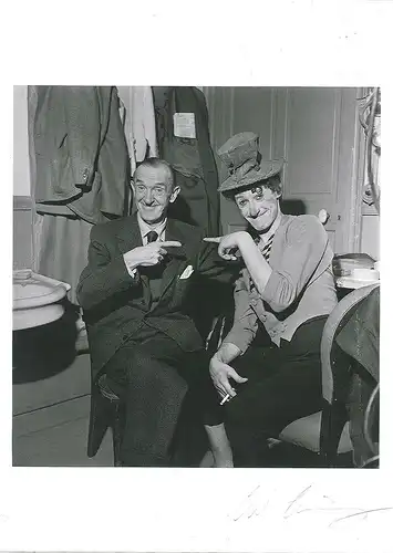 Stan Laurel auf Besuch in der Garderobe von Marcel Marceau, Paris, 1951. LESSING