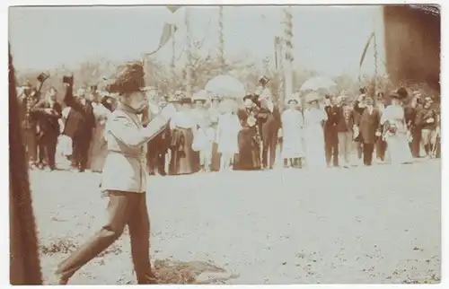 Kaiser Franz Joseph bei Begrüßung eines Empfangs. Im Hintergrund Damen und Kinde