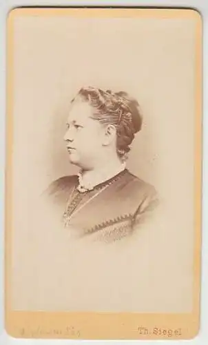 [Portrait einer Dame]. 1869
