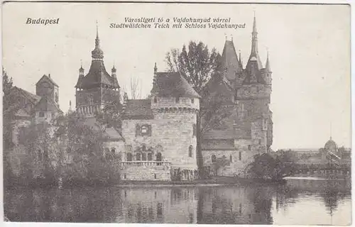 Budapest. Városligeti tó a Vajdahunyad várral. Stadtwäldchen Teich mit Schloss V