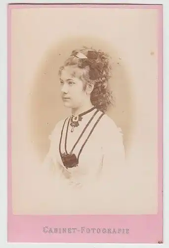 Cabinet-Fotografie. [Portrait einer jungen Frau]. 1870