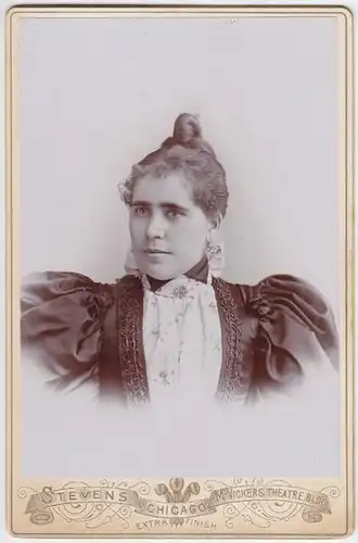 [Portrait einer jungen Frau]. 1890