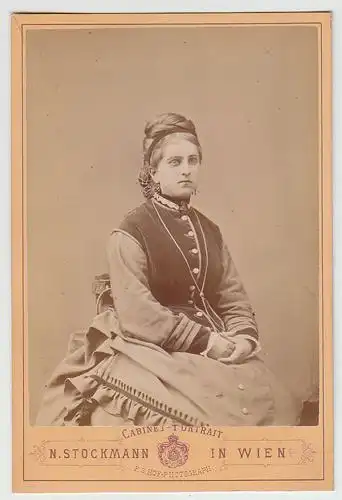 Cabinet-Portrait. [Portrait einer sitzenden Frau]. 1873