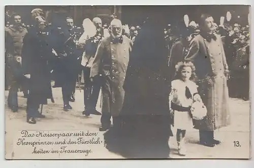 Das Kaiserpaar mit dem Kronprinzen und den Fürstlichkeiten im Trauerzuge.