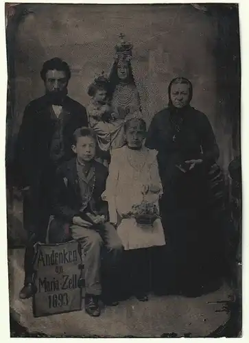 Ferrotypie. Eltern und zwei Kinder vor Bild: Madonna mit Kind. Links vorne eine