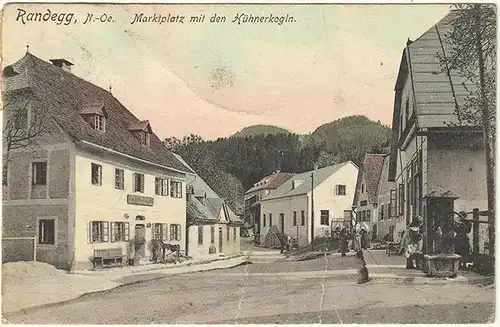 Randegg, N.-Oe. Marktplatz mit den Hühnerkogln.