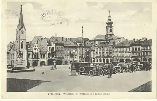 Trautenau. Ringplatz mit Rathaus und kath. Kirche.