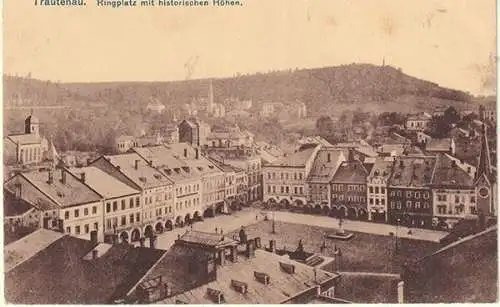 Trautenau. Ringplatz mit historischen Höhen.
