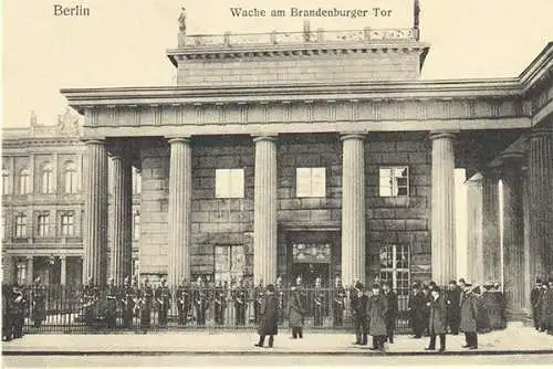 Berlin. Wache am Brandenburger Tor.