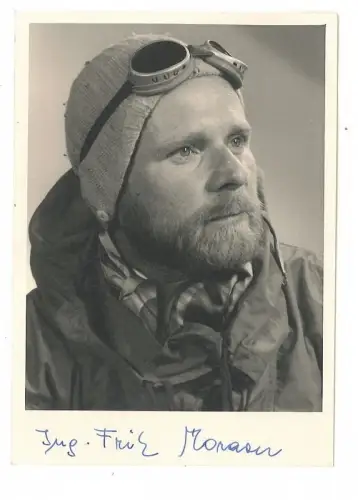 Photo-Portraitkarte mit eigenhändiger Signatur. MORAVEC, Fritz, Alpinist (1922-1