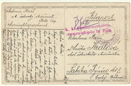 [Frau mit Kind am Strand].