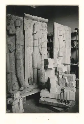 Original-Potographie aus dem Atelier des Künstlers, verso mit eigenhändiger Widm