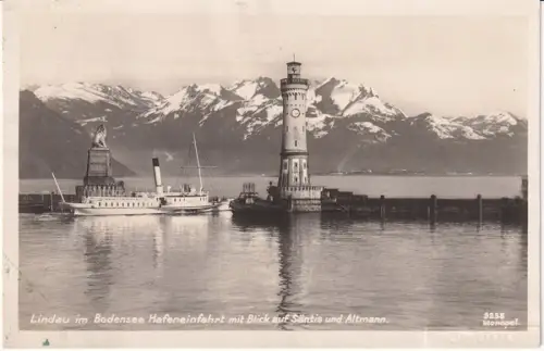 Lindau im Bodensee. Hafeneinfahrt mit Blick auf Säntis und Altmann.