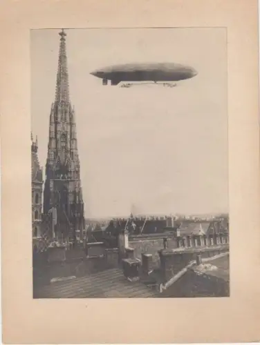 Lenkballon "Stagl-Mannsbarth" oberhalb des Hauptturmes des Stephansdomes in Wien