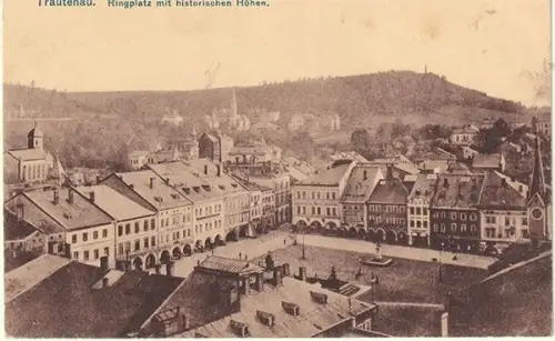Trautenau. Ringplatz mit historischen Höhen.