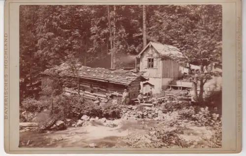 Wurzelhütte am Spitzingsee. Bayerisches Hochland.