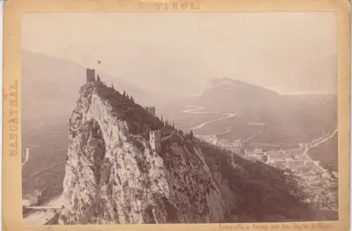 Sarcathal mit Wehrtürmen.