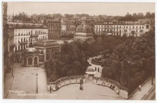 Wiesbaden, Hochbrunnen mit Anlagen.