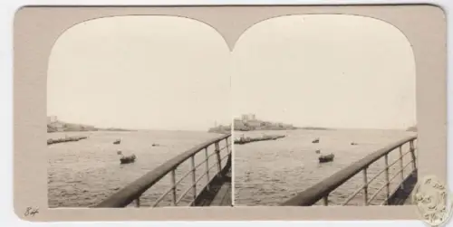 [Einander Gegenüberliegende Küstenlinien m. urbaner Bebauung, rechtes Ufer mit L