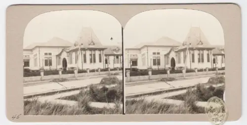 [Gebäude im Stil der Wende vom 19. zum 20. Jahrhundert hinter einem Strassenzaun