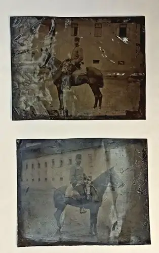 Reiter in Uniform zu Pferd.