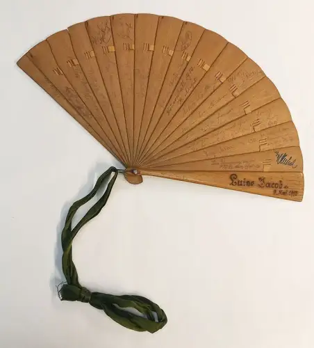 Holzfächer mit Unterschriften. JACOB, Luise.