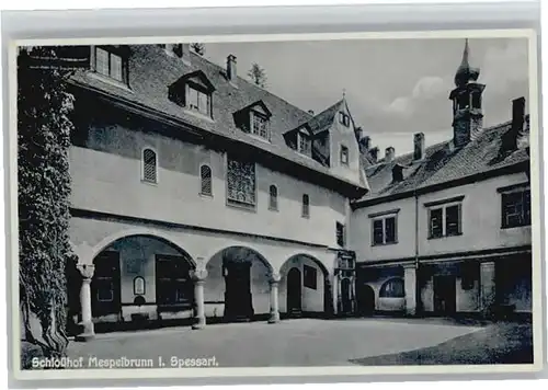 Mespelbrunn Schlosshof *