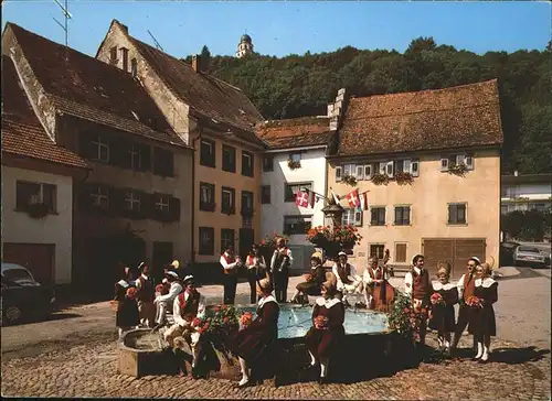 Stuehlingen Trachten Folklore Gruppe Stuehlingen Dorfbrunnen Kat. Stuehlingen