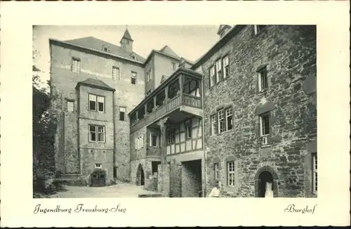 Freusburg Jugendburg Burghof *