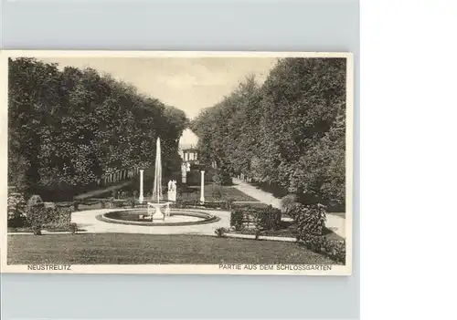 Neustrelitz Schloss  Garten Springbrunnen  / Neustrelitz /Mecklenburg-Strelitz LKR