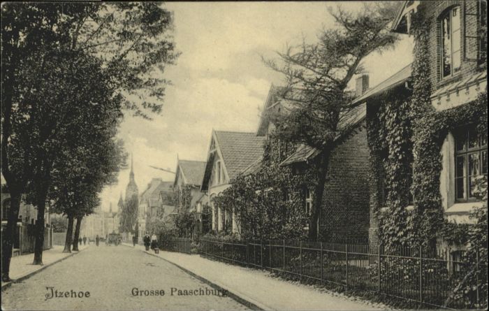 Ak Itzehoe in Schleswig Holstein, Große Paaschburg, Straßenpartie