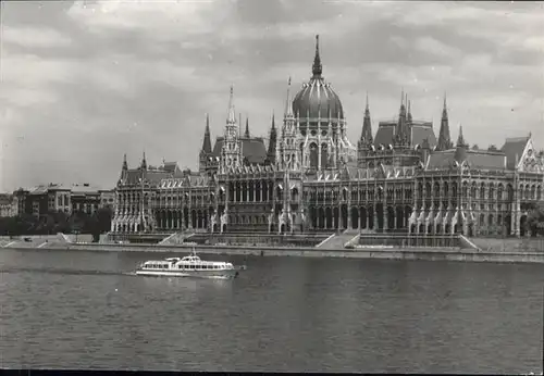 Budapest Parlament Schiff / Budapest /