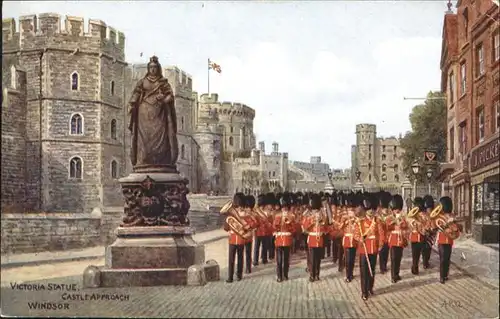 Windsor Castle Victoria Statue  / City of London /Inner London - West