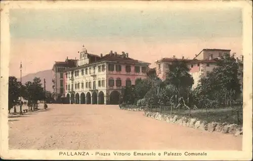 Pallanza Piazza Vittorio Emanuele e Palazzo Comunale / Italien /