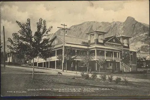 Boulder Colorado Dining Hall Hund  / Boulder /