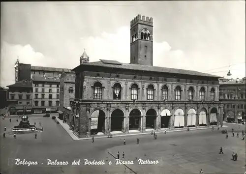 Bologna Bologna Palazzo Podesta Piazza Nettuno Statue * / Bologna /