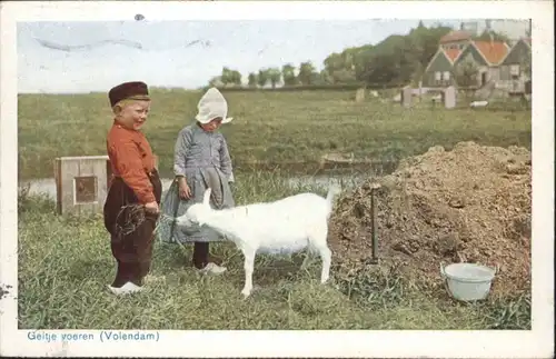 Volendam Geitje voeren Ziege / Niederlande /