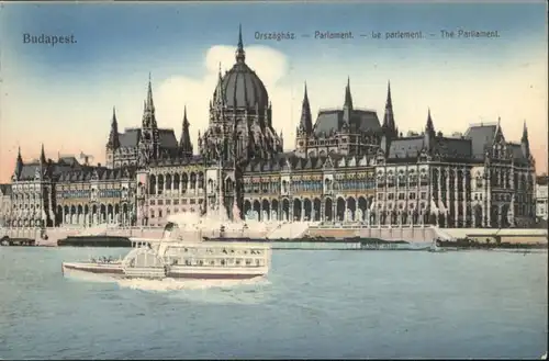 Budapest Parliament Schiff / Budapest /