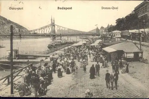 Budapest Donau Quai Bruecke Schiff  / Budapest /