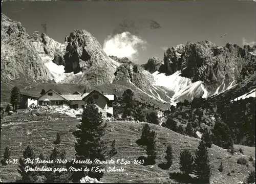 Rifugio Firenze Geislerhuette gegen Munt da l Ega Scharle / Regensburgerhuette St Christina Groeden /