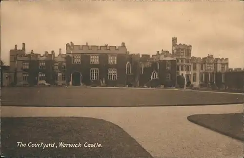 Warwick Castle Courtyard / Grossbritannien /