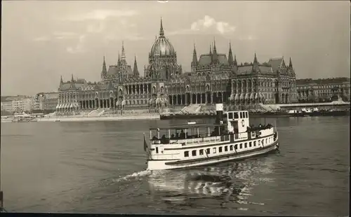 Budapest Parlament Dampfer / Budapest /