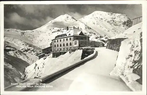 Passo dello Stelvio Nevicata nella Stagione Estiva / Italien /