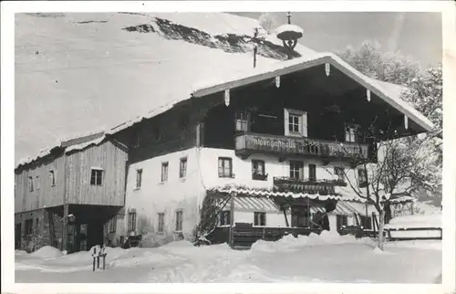 Tiroler Berge Alpengasthaus im Schnee / Oesterreich /