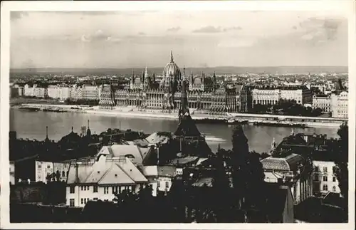 Budapest Parlament Donau / Budapest /