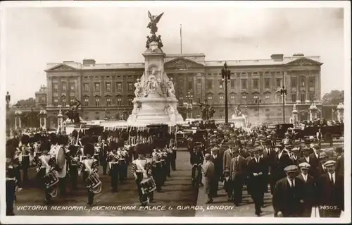 London Victoria Memorial Buckingham Palace Guards / City of London /Inner London - West